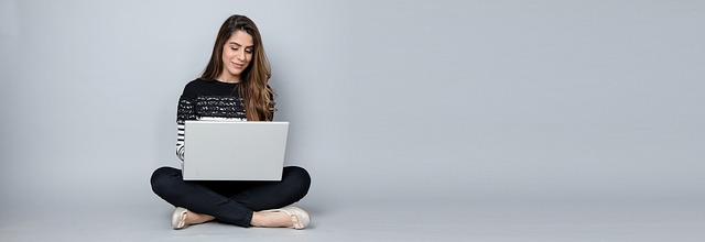 žena a laptop