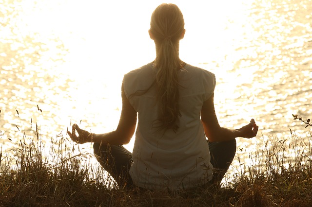 žena provádějící meditaci